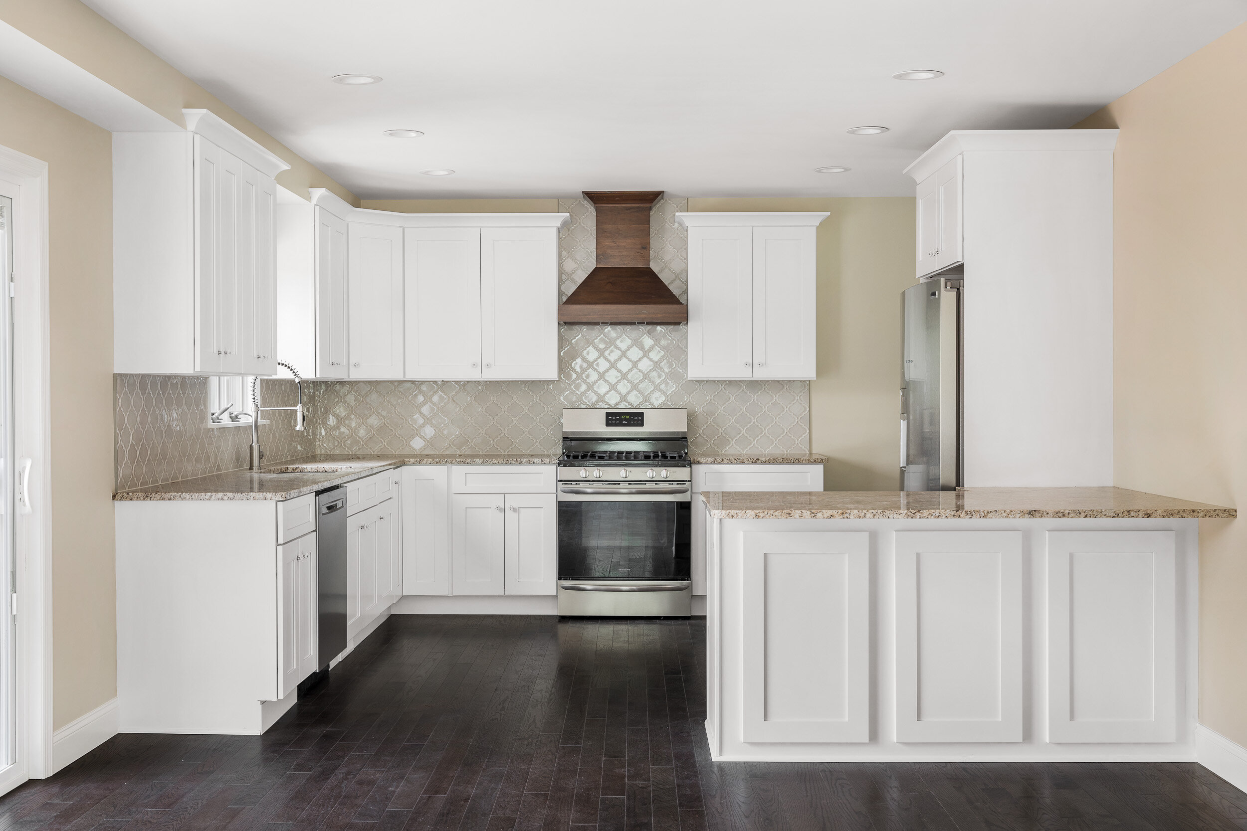 Kitchen with arabesque tile