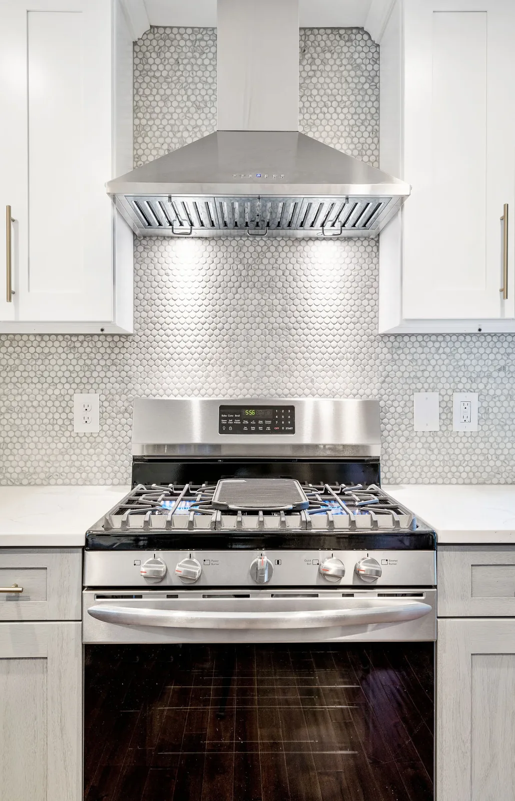 Chimney hood over the gas range