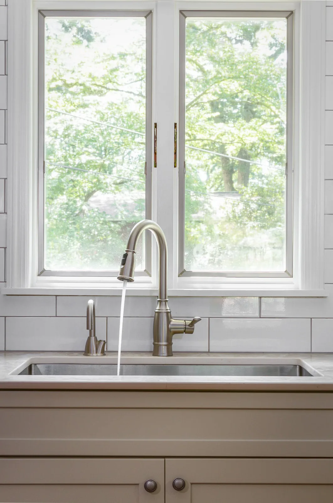 Pull-down faucet below the kitchen windows