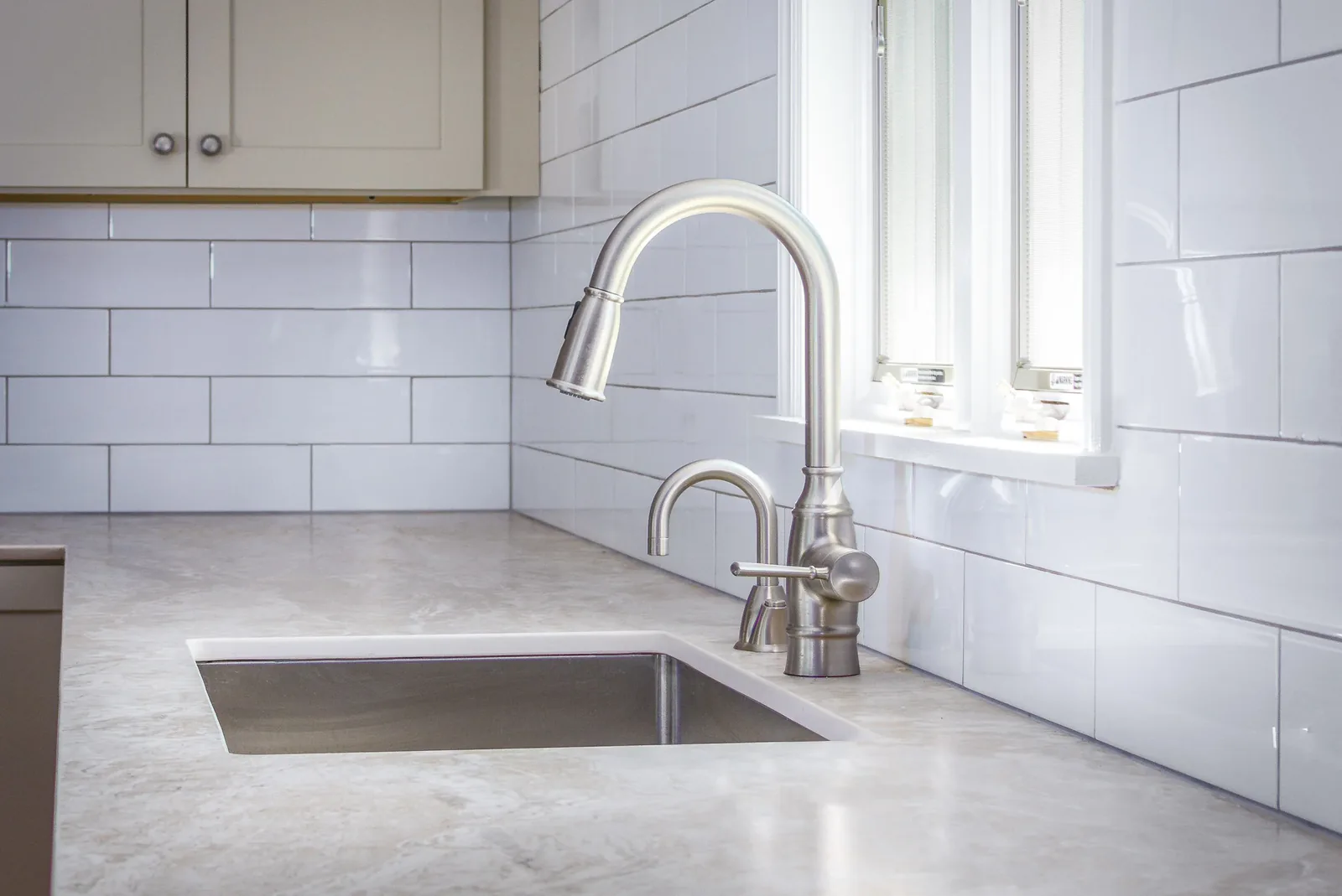 Undermount sink with quartz counters
