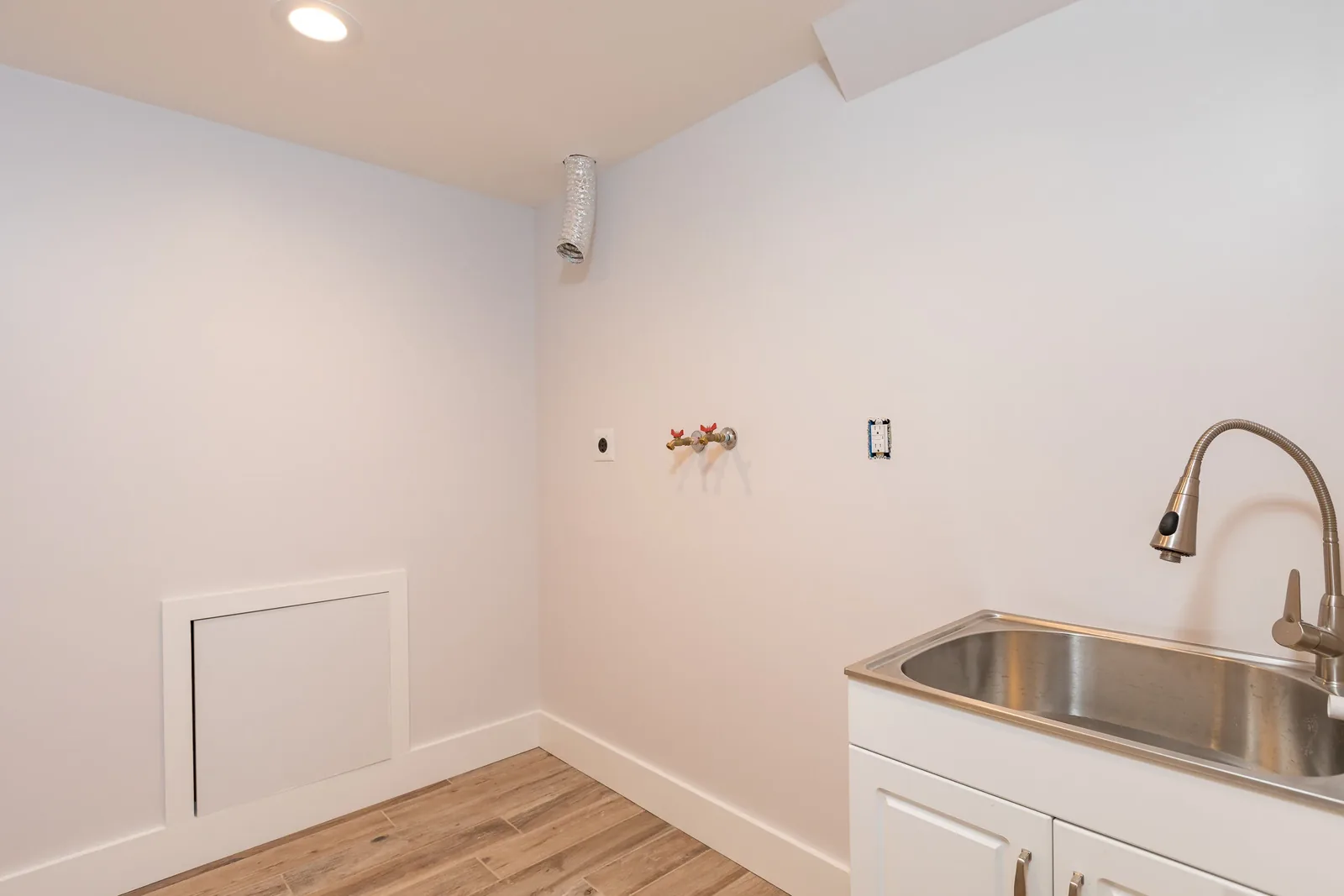 Kitchen wall with glass subway tile and range hood