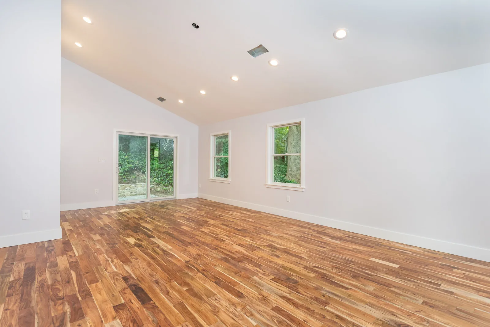 Living room with vaulted ceiling and cable-rail staircase